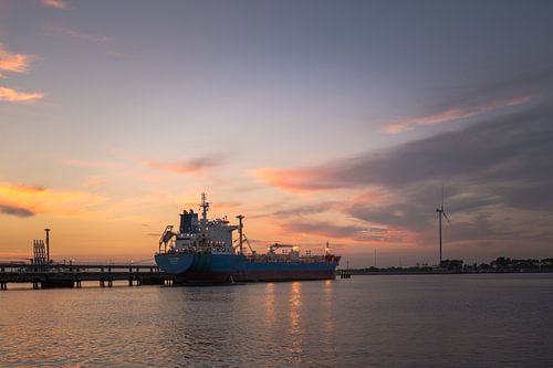 Tanker Gulholmen tijdens zonsondergang