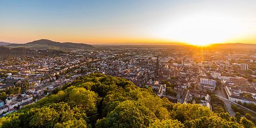 Freiburg met de kathedraal bij zonsondergang