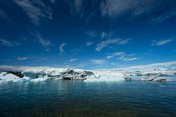 Islande - Ciel bleu profond au-dessus de blocs de glace flottants sur un lagon glaciaire sur adventure-photos