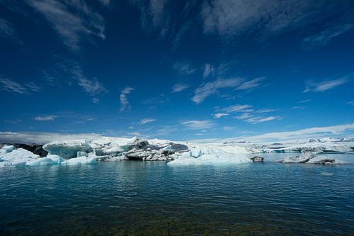 Islande - Ciel bleu profond au-dessus de blocs de glace flottants sur un lagon glaciaire