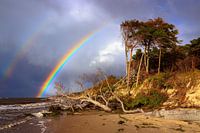 Regenboog over het weststrand