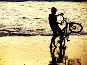 Jongen op het strand