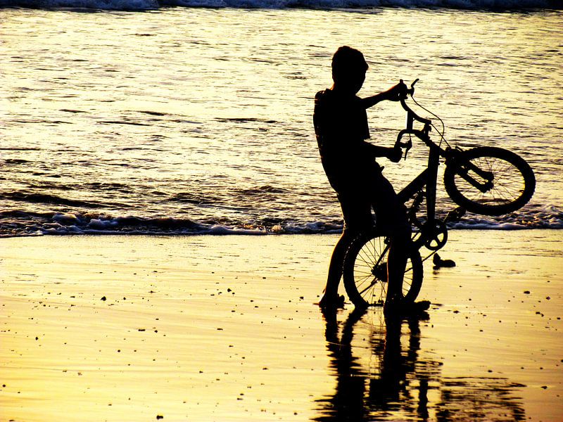 Jongen op het strand par Kim van de Wouw