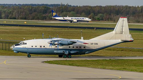 Antonov An-12BK (UR-CBG) de Cavok Air.