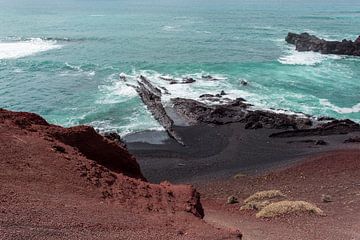 De Atlantische Oceaan en de kust van Lanzarote.