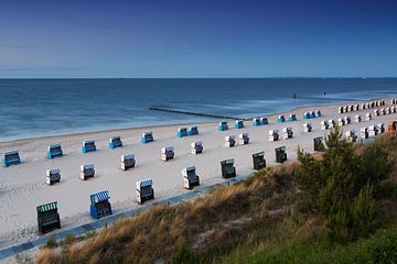 De nombreuses chaises de plage sur la plage de la mer Baltique