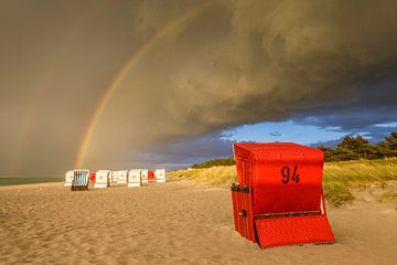 Strandkörbe mit Regenbogen nach dem Sturm von Christian Müringer