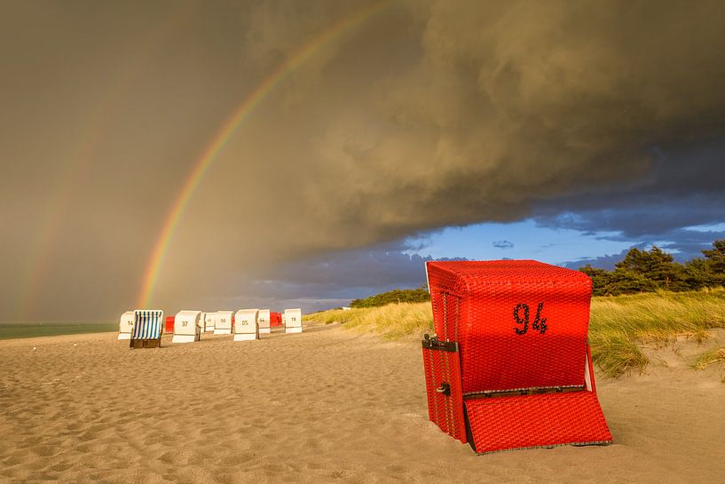 Strandkörbe mit Regenbogen nach dem Sturm van Christian Müringer