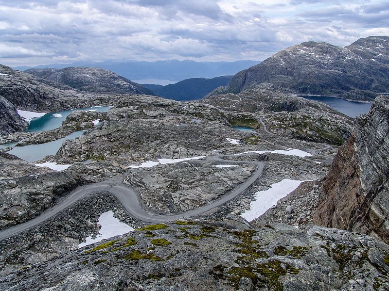 kurvenreiche Straße in Norwegen von Eric van Nieuwland