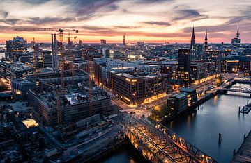 Uitzicht over Hamburg bij zonsondergang van Nils Steiner