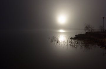 Nachtelijk meer met een licht op de pier van Yevgen Belich