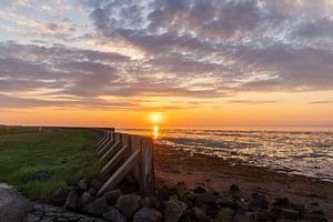 Deich am Wattenmeer bei Sonnenuntergang von Bram Lubbers