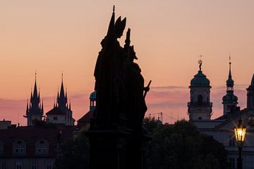 Praag - Op de Karelsbrug bij nacht (originele versie) van t.ART