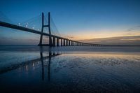 Brug met reflectie tijdens een vroege ochtend