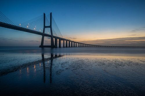 Pont avec reflet au petit matin