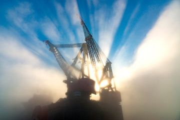 Ölplattform im Nebel. von Ruurd Dankloff