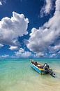 Vissersboot in de turquoise zee in het Caribisch gebied op het eiland Barbados. van Voss Fine Art Fotografie thumbnail