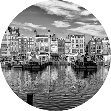 Het Damrak in Amsterdam. van Don Fonzarelli