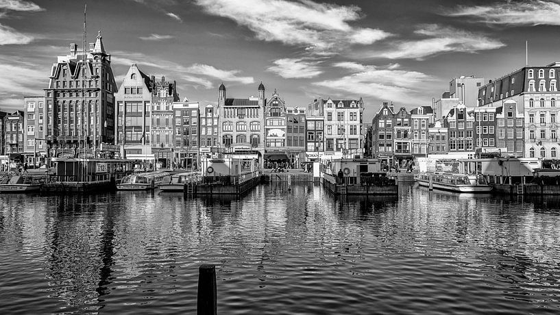 Het Damrak in Amsterdam. van Don Fonzarelli