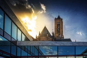 De Eusebiuskerk achter het stadhuis van Arnhem tijdens zonsondergang van Bart Ros