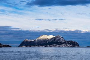 Blick von der Stadt Ålesund auf die Insel Godøya  in Norwegen