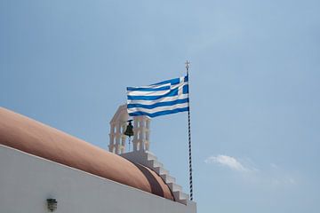 Griekse vlag bij kerkje  in Mykonos van Xulé Bogers