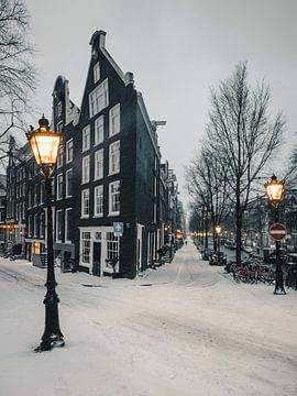 Het Scheermes in de sneeuw #1 (warm edit) van Roger Janssen