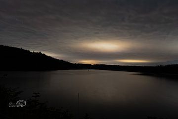 Stille reflecties: Het vallen van de avond boven het meer van Florian Freiberg