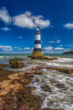 Leuchtturm am Penmon Point von Leon Okkenburg