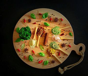 Vrolijk kleurig stilleven met specerijen en kruiden . van Saskia Dingemans