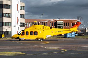 NHV Agusta AW139 helicopter staat geparkeerd op Den Helder Airport (De Kooy) van Maxwell Pels