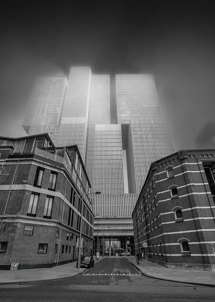 Rotterdam erscheint aus dem Nebel in Schwarz-Weiß von Hille Bouma