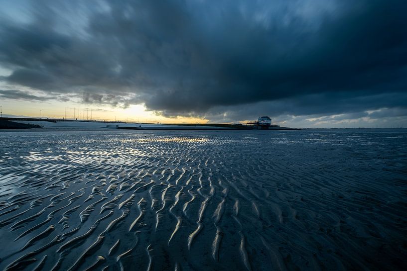The beach of Delfzijl by Peter Kuipers