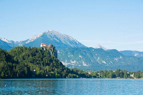 Église sur une colline près du lac de Bled, Slovénie
