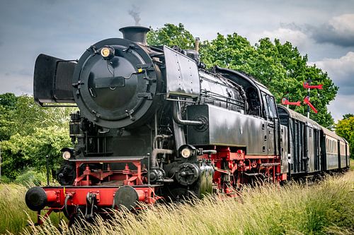 Une locomotive à vapeur circulant dans la campagne