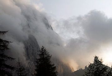 Wolken en ochtendnevel in de bergen van de Alpen van Lensw0rld