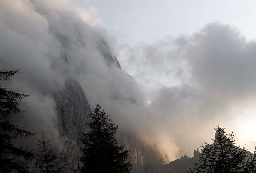 Nuages et brouillard matinal dans les montagnes des Alpes par Lensw0rld