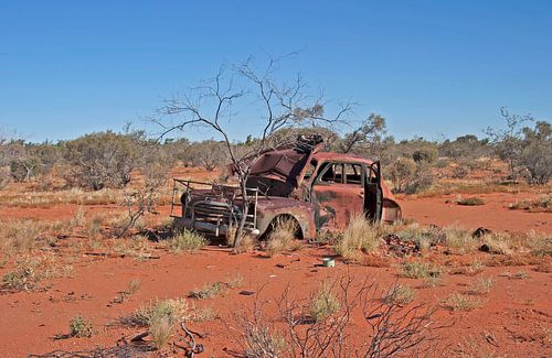Australien: Autowrack in der Nähe des Mt. Augustus