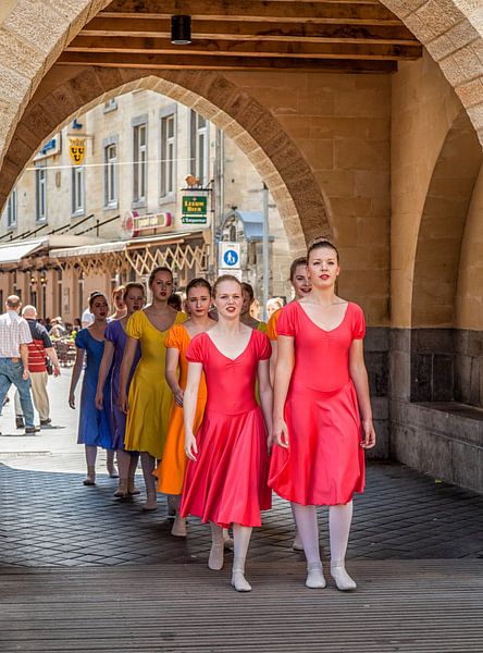  Danseressen tijdens het Vestingsfeest in Valkenburg van John Kreukniet