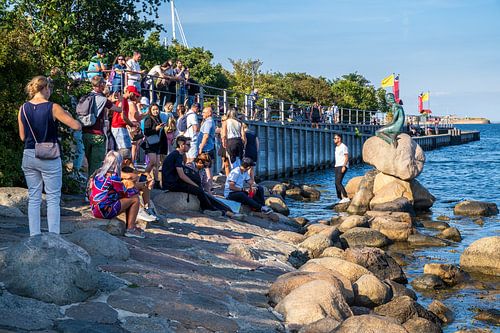Toeristen bij de kleine zeemeermin in Kopenhagen, Denemarken