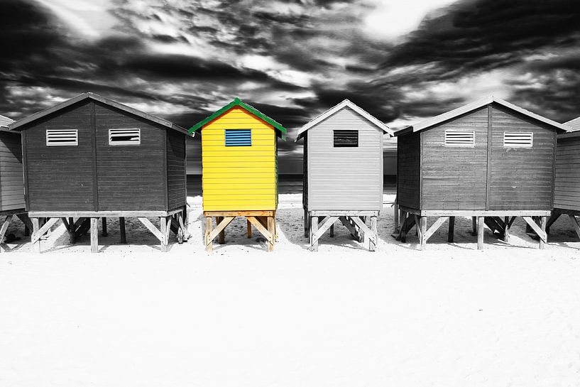 Geel strandhuis van STUDIO VAN DE VEN & CO