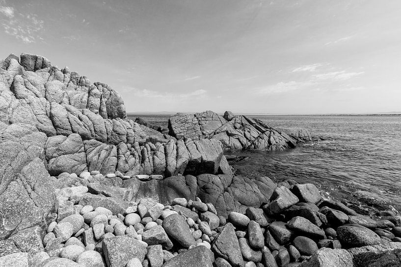 Felsen im großen Ozean - Schwarz und Weiß (A) von Remco Bosshard