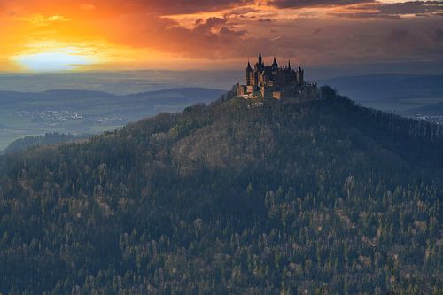 Un château dans le ciel du soir