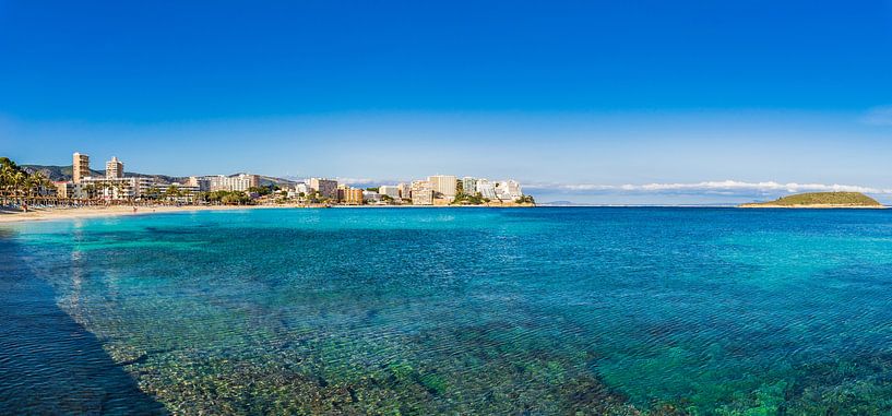 Insel Mallorca, Panoramablick auf die Küste Strand in Magaluf, Spanien Mittelmeer von Alex Winter