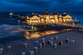 Seebrücke am Strand von Sellin zur blauen Stunde von Markus Lange