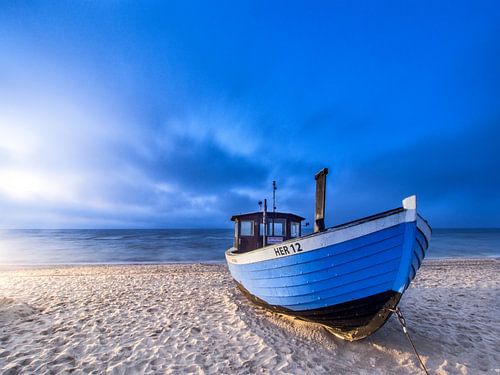 Vissersboot in de avond op het strand van Heringsdorf