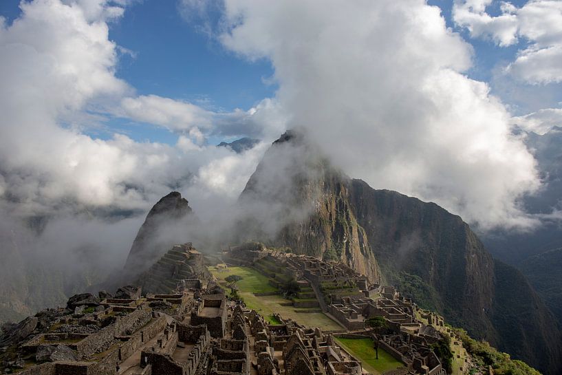 Panorama van Machu Picchu of Machu Pikchu in Peru. van Tjeerd Kruse