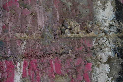 Vervaagde sporen van roze graffiti verf op betonnen ondergrond