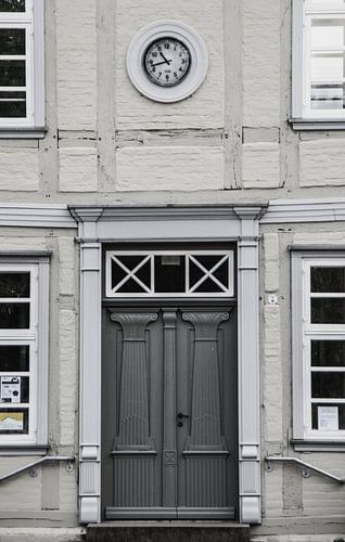 Porte sombre dans un bâtiment lumineux