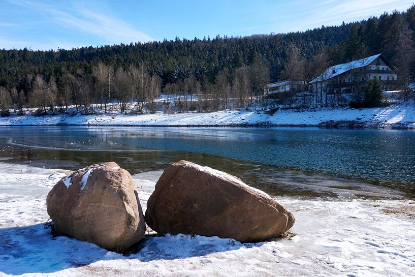 Deux rochers devant une belle rivière avec de la neige et de la glace en hiver par creativcontent
